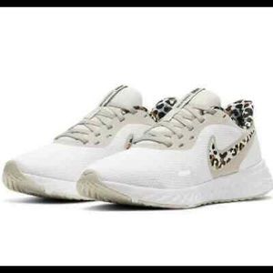 Nike womens tennis shoes